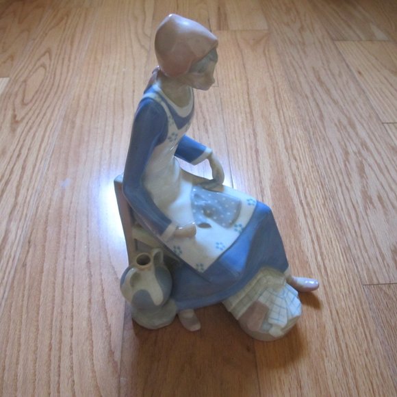 Lladro Rex Valencia Figurine "Woman With Child's Clothing" - Picture 1 of 5